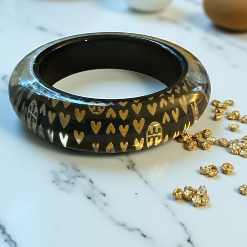 ✨ Tory Burch Black & Gold Resin Heart Bangle Bracelet Logo Chic ✨